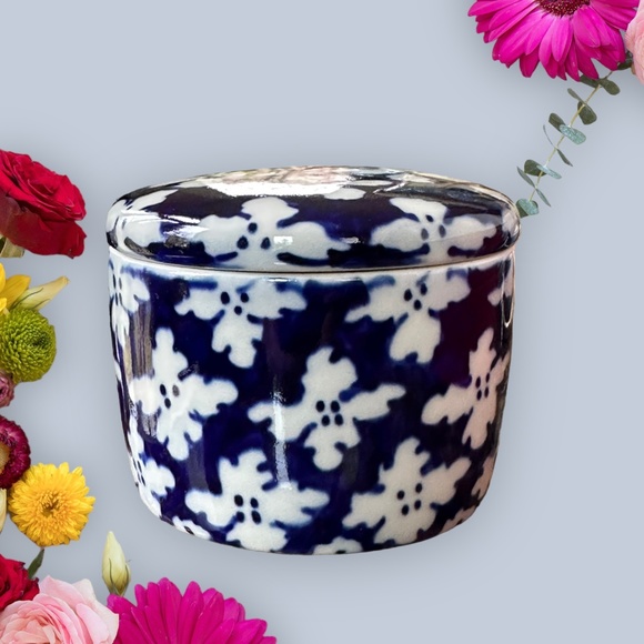 Ten thousand Villages Tiny Treasure Box Pottery Blue & White Trinket Box - Picture 1 of 5